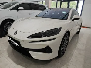 denza z9 2024 max white awd Denza Z9 2024 biały luksusowy sedan plug-in hybrid przód pojazdu