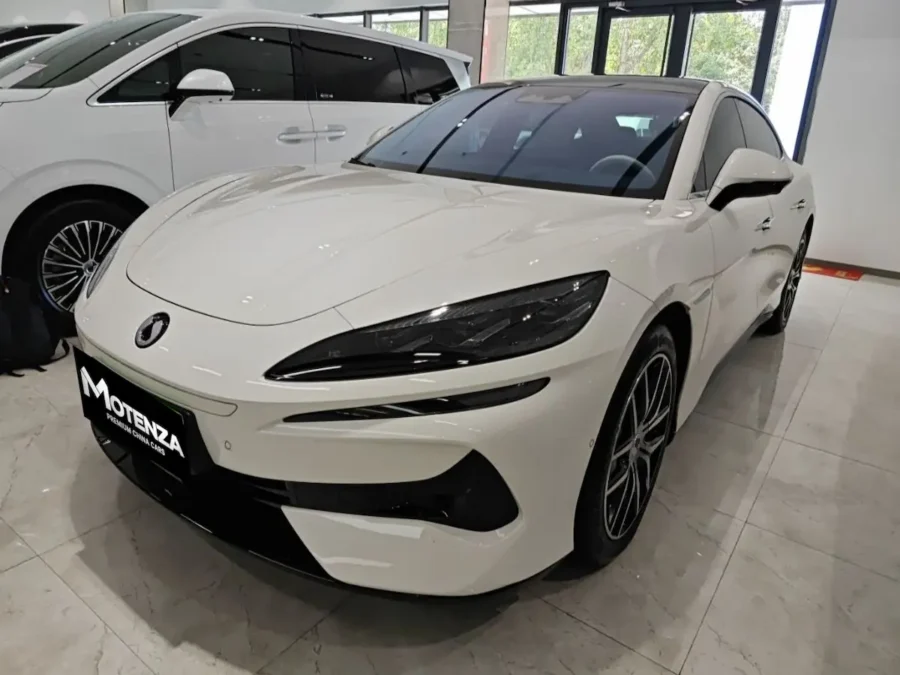 Denza Z9 2024 biały luksusowy sedan plug-in hybrid przód pojazdu