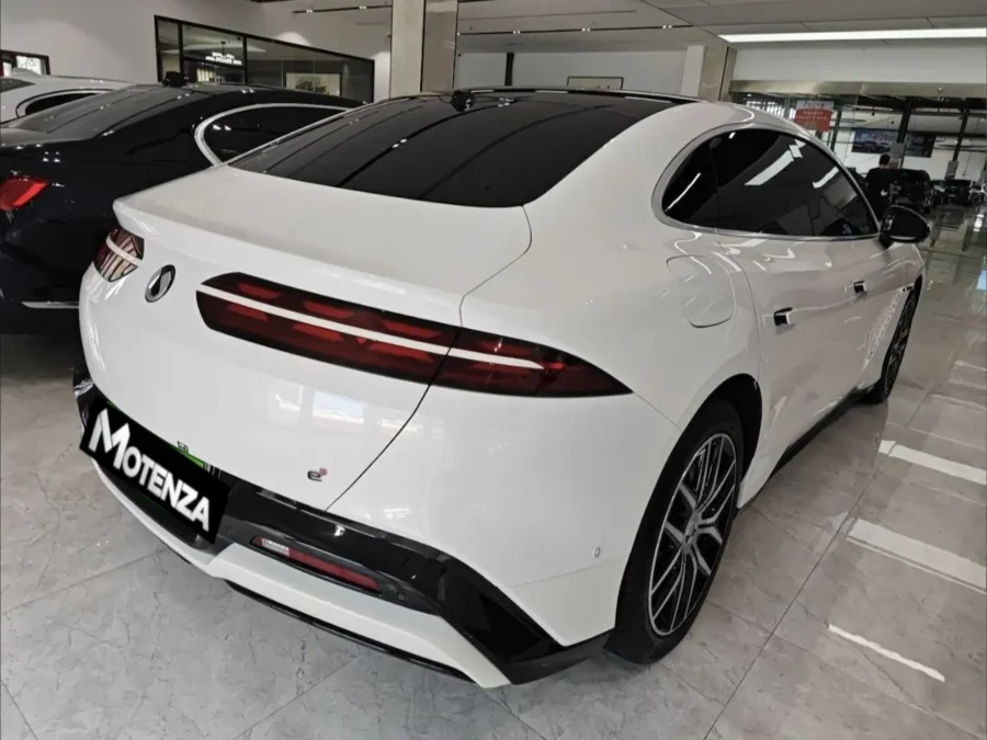 Denza Z9 AWD 870 KM futurystyczna limuzyna premium w kolorze białym