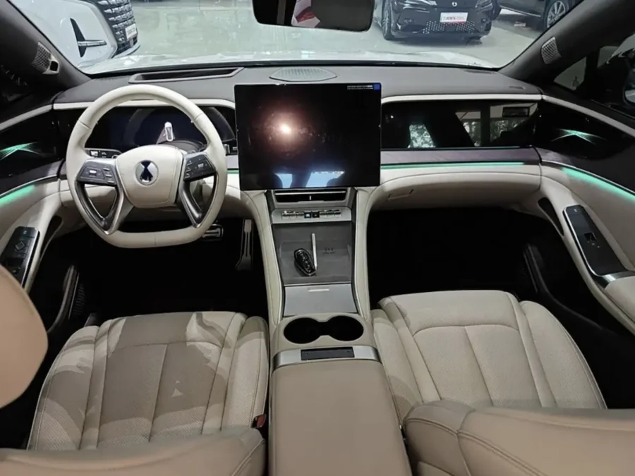 Denza Z9 AWD 870 KM futurystyczna limuzyna premium w kolorze białym