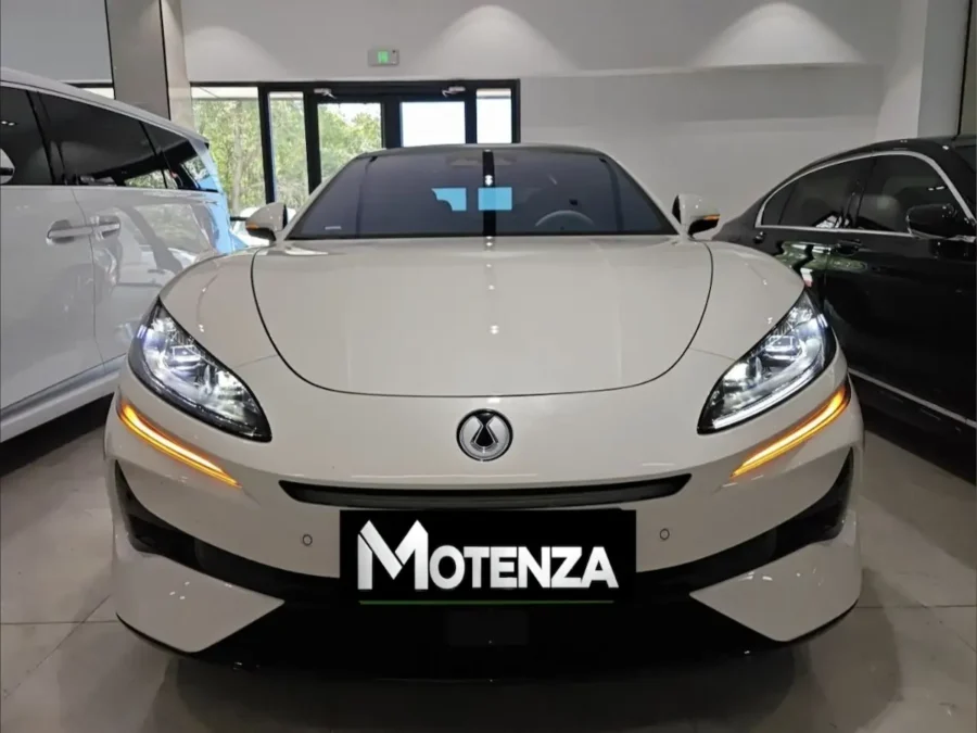Denza Z9 2024 nowoczesny sedan klasy premium widok z przodu