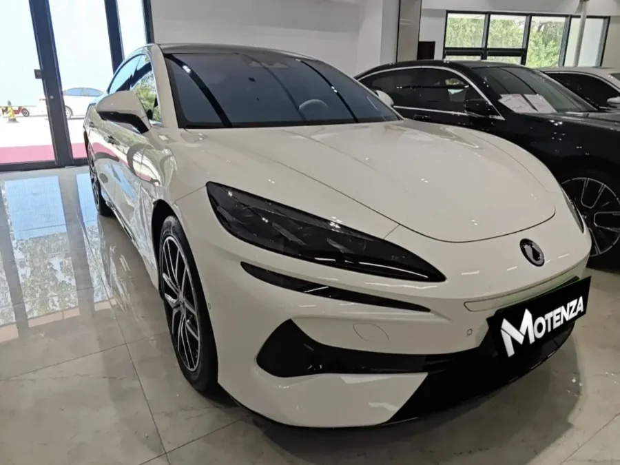 Denza Z9 2024 nowoczesny sedan klasy premium widok z przodu