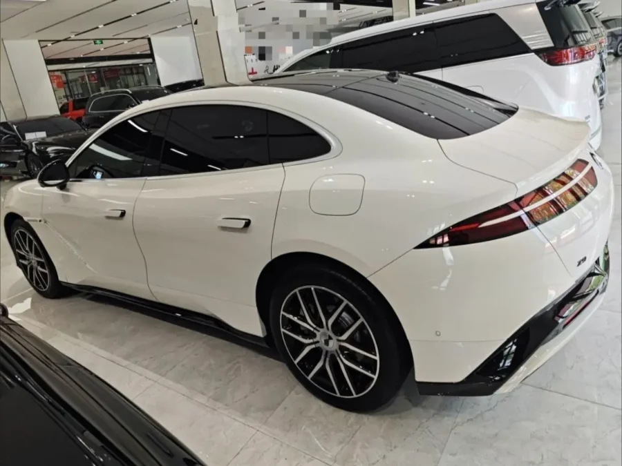 Denza Z9 AWD 870 KM futurystyczna limuzyna premium w kolorze białym