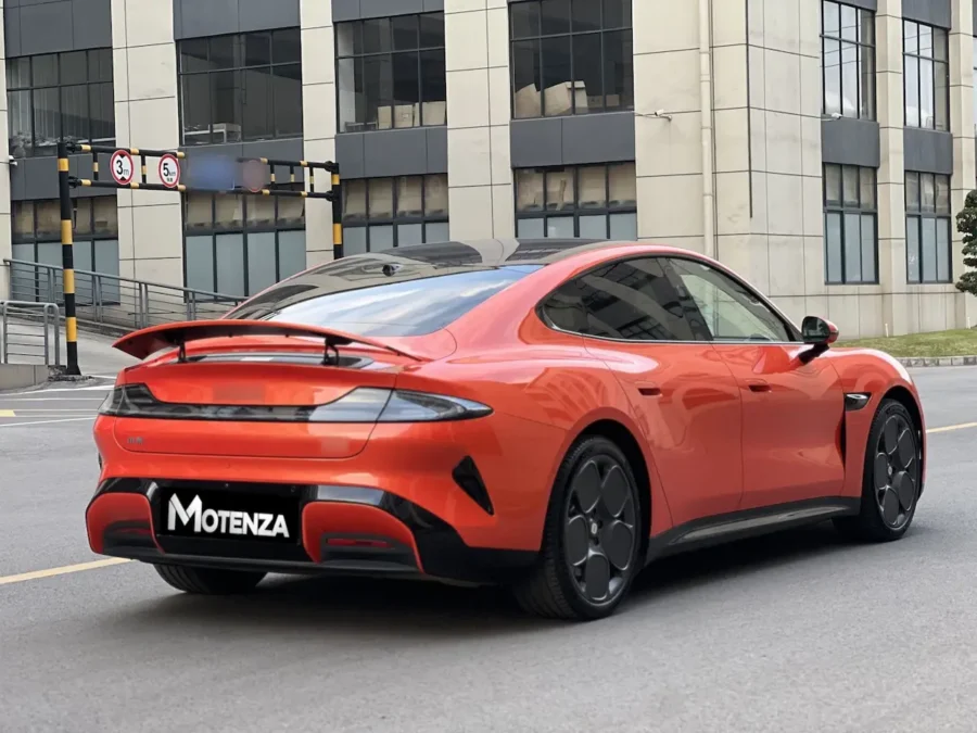 Xiaomi SU7 Lava Orange futurystyczny samochód elektryczny premium