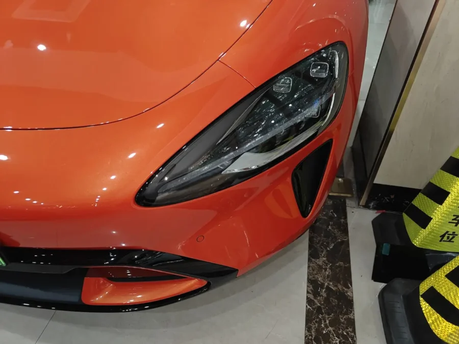 Xiaomi SU7 2025 Lava Orange elektryczny sedan premium przód pojazdu