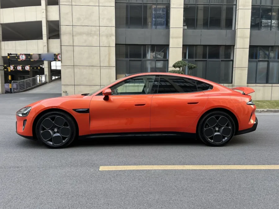 Xiaomi SU7 Lava Orange futurystyczny samochód elektryczny premium