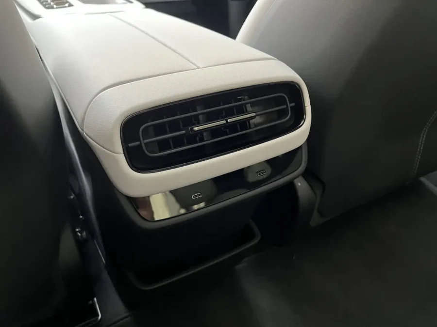 Xiaomi SU7 luksusowe wnętrze sedan EV